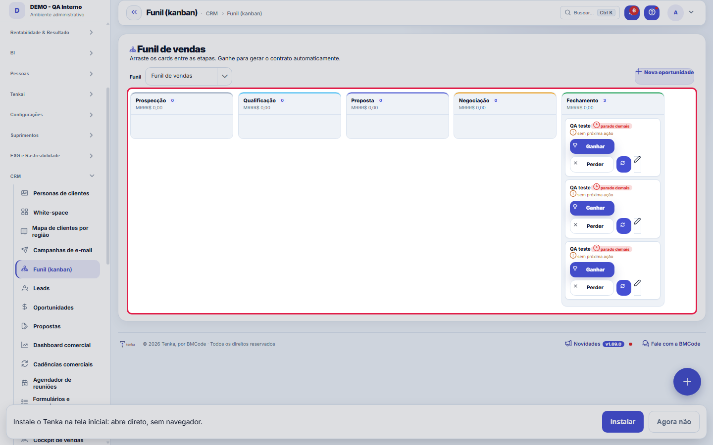 O funil de vendas em kanban, uma coluna por etapa com o MRR somado
